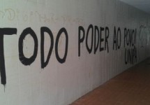 "Todo o poder ao povo" - Pichação encontrada no túnel-passarela que liga as quadras 110 e 210 Norte em Brasília. Misto de vandalismo com intervenção urbanística de revolta.